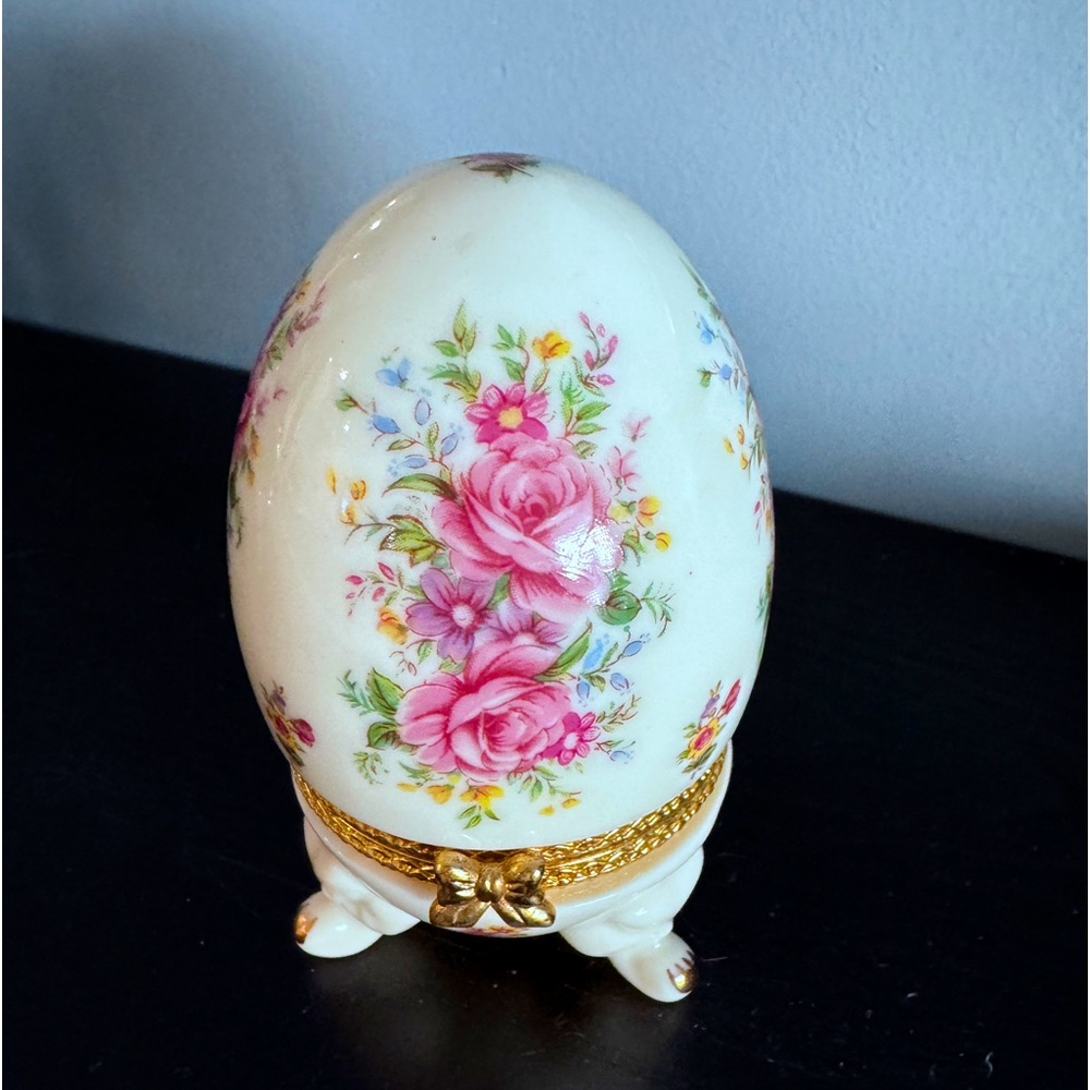 Beautiful porcelain jewelry box roses